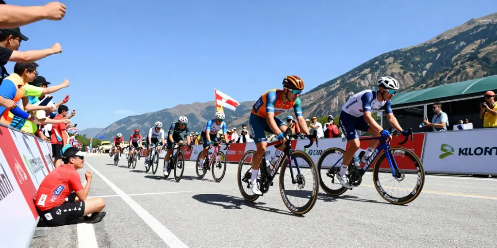 Competizione di gare ciclismo con ciclisti in azione e pubblico entusiasta.